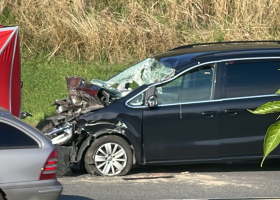 Dvě nehody v Praze, dva lidé zemřeli. Střet s tramvají nepřežil chodec a na Cínovecké nehoda osobáku s kamionem