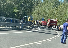 Smrtelná nehoda na Liberecku. Testovací Škoda Kodiaq skončila na střeše.