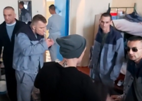 Vězňům z plzeňské věznice prohledávají pokoje kvůli zveřejnění videí na sociální síti. Na případ upozornila naše redakce.