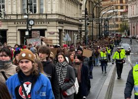 Do stávky se zapojilo 74 % škol. Přidaly se i ostatní odbory. V Praze se protestuje.