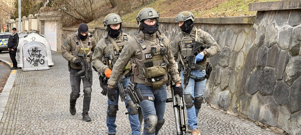 Zásahová jednotka policie v sebeobraně zastřelila muže při zákroku. Vytáhl na ně nože a útočil