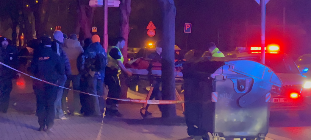 Policisté stříleli proti muži, který na ně zaútočil. V nemocnici pak zemřel