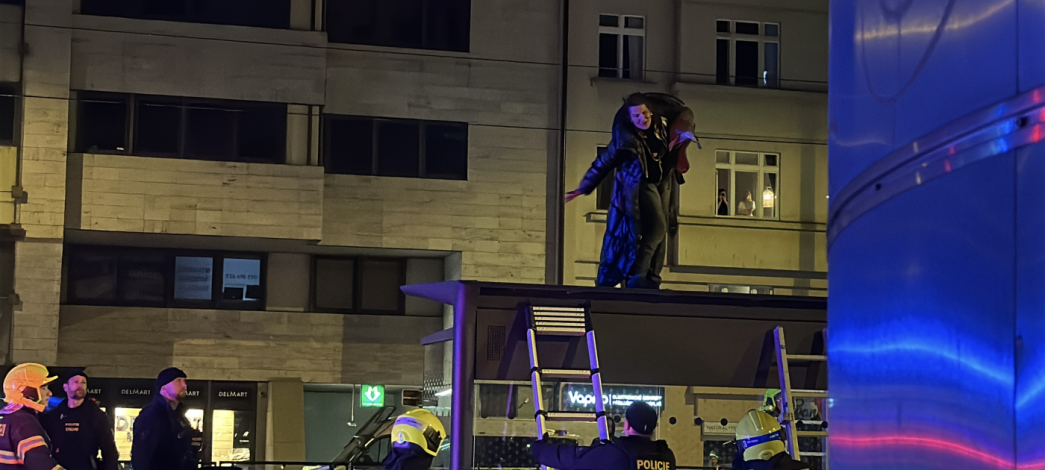 Psychicky nemocná žena vylezla na zastavku tramvaje nechtělo se ji dolů