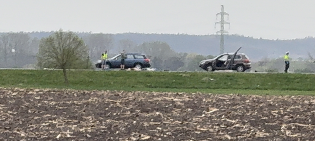Tragická nehoda na Nymbursku. Auto najelo do skupiny lidí