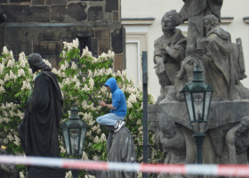 Chtěl se zabít skokem ze sochy na Karlově mostě. Vyjednavač ho záchranil