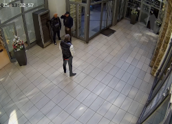 Pistoli pak přátelé Bojana hodili dozadu do výklenku