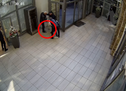 Šrytr vytasil pistoli, z té mu ale vypadl zásobník