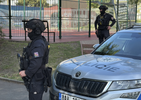 Student hrozil útokem na školu. Policisté s dlouhými zbraněmi střežili okolí