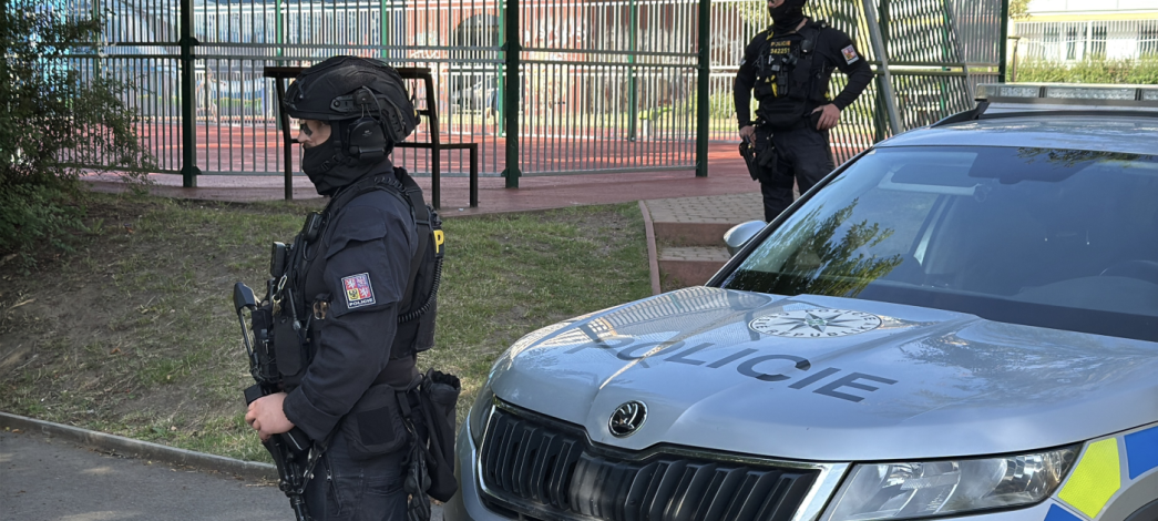 Student hrozil útokem na školu. Policisté s dlouhými zbraněmi střežili okolí