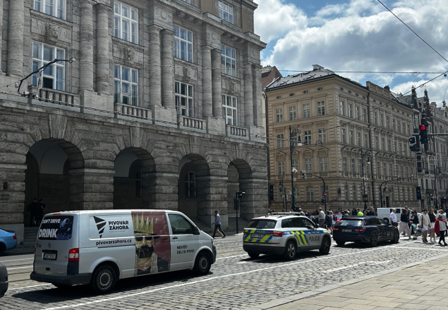 Dva podezřelé na Filozofické fakultě zajistila policie. Chovali se divně