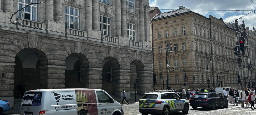 Dva podezřelé na Filosofické fakultě zajistila policie. Chovali se divně