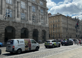 Dva podezřelé na Filosofické fakultě zajistila policie. Chovali se divně