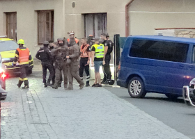 Muž zastřelil bývalou manželku a jejího přítele na zahradě. Zadrželi ho policisté