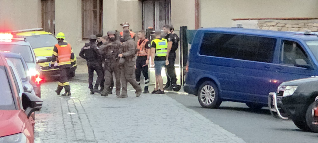 Muž zastřelil bývalou manželku a jejího přítele na zahradě. Zadrželi ho policisté