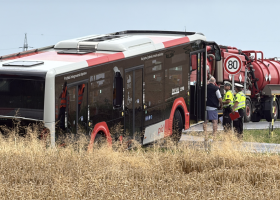 U Kolovrat v Praze havaroval autobus s nákladním autem. Tři zranění