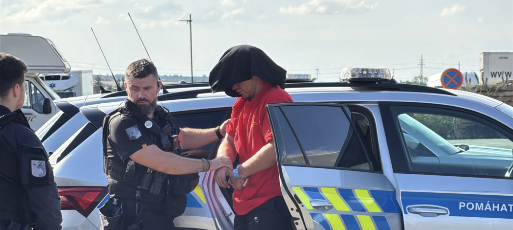 Policejní honička s motorkářem na pražském letišti