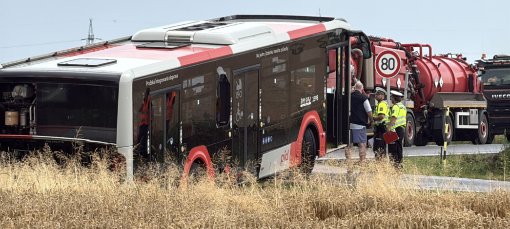 U Kolovrat v Praze havaroval autobus s nákladním autem. Tři zranění