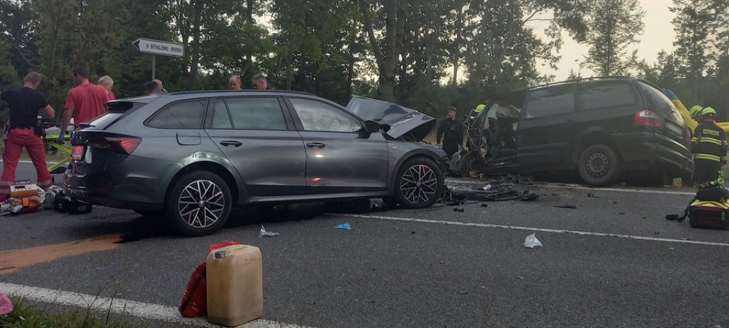 4 lidé zemřeli u Dvora Králové nad Labem při autonehodě