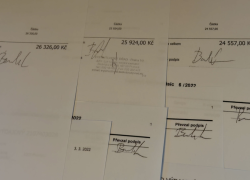Pokladní doklady o příjmu peněz za mzdu I.B. Každý podpis je jiný