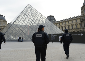Největší krádež v historii galerie Louvre: Zloději unikli s poklady Napoleonovy éry