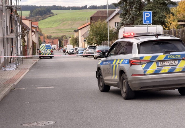 Policejní zásah v Lužné: Jeden mrtvý, dva zranění po incidentu v rodinném domě