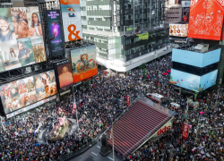 Times Square – jedno z nejikoničtějších míst světa – dnes přetéká protestujícími z hnutí No Kings. Dav se táhl přes několik bloků a postupoval směrem k dolnímu Manhattanu.