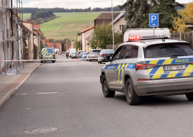 Policejní zásah v Lužné: Jeden mrtvý, dva zranění po incidentu v rodinném domě