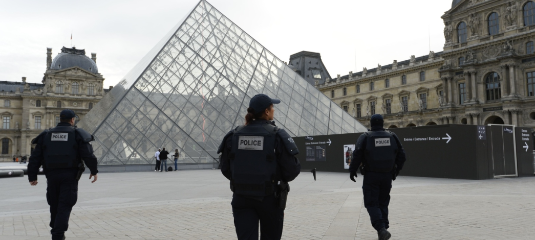 Největší krádež v historii galerie Louvre: Zloději unikli s poklady Napoleonovy éry