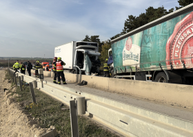 Tragická nehoda dvou nákladních aut ochromila dopravu na silnici R7 před sjezdem na Slaný