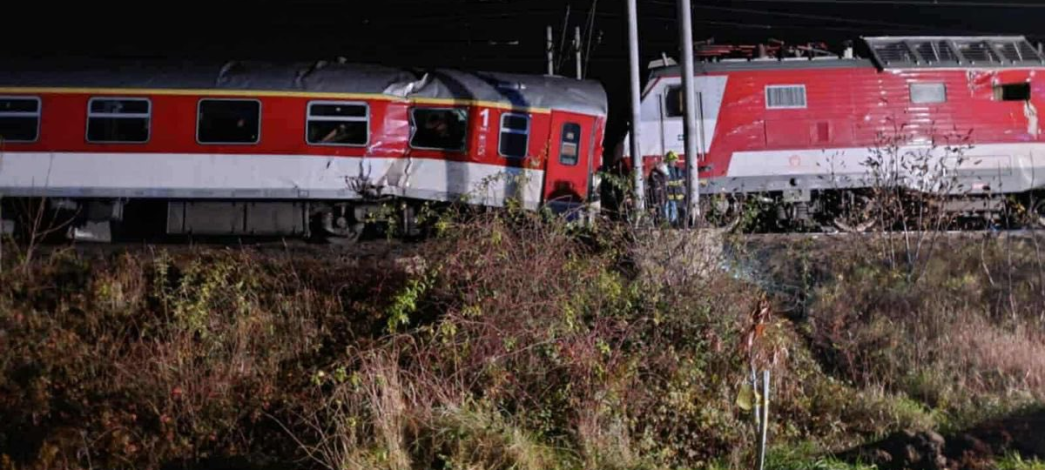 Na Slovensku se srazily dva vlaky. Zraněných je bez jednoho 80