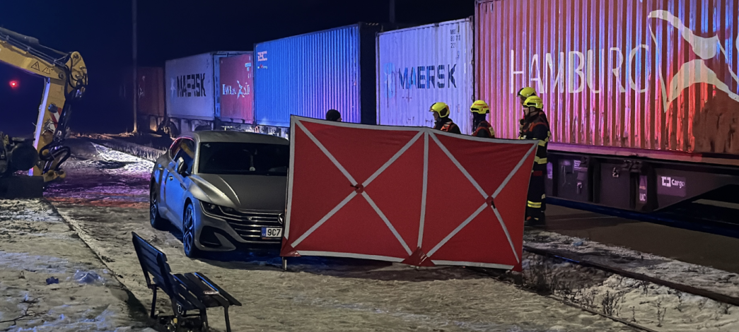 Tragédie u Staré Boleslavi. Vlak tu srazil pracovníky drah. Jeden z nich zemřel