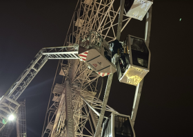 V centru Olomouce uvízlo přes třicet lidí na ruském kole, část museli hasiči zachraňovat
