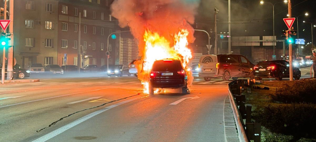 Po nehodě v Praze začalo auto hořet. Po posádce pátrá policie. I se psem z auta utekla