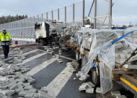 Video zaznamenalo nehodu kamionu u Frýdku Místku. Následky se odstraňovaly do odpoledne