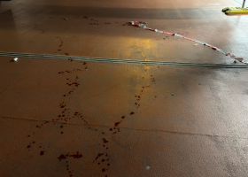 Dovádění puberťáků v Praze skončilo zraněním, chlapec byl po řezné ráně převezen do nemocnice