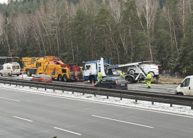 Kolaps dopravy v Česku po spadu 3 cm sněhu. Zoufalci na letních pneumatikách se pak snaží sjet kopečky a často uvíznou