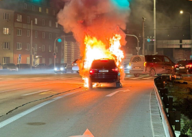 Po nehodě v Praze začalo auto hořet. Po posádce pátrá policie. I se psem z auta utekla