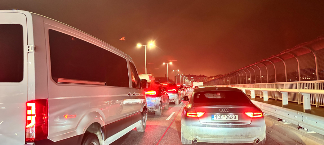 Dopravní peklo v Praze. Centrum projíždíte i 2 hod.