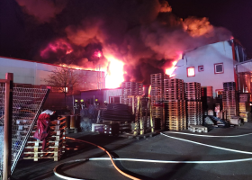Obrovský požár ve Vysokém Mýtě. Nevětrejte radí hasiči