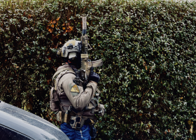 Muž chtěl podpálit bytový dům. Do akce musel vyjednavač a zásahovka