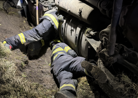 Hasiči ze Staré Boleslavi museli zasahovat u převráceného kamionu na Praze východ