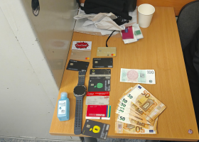 Tři Ukrajinci zadrženi ve Varšavě. V autě vezli detektor štěnic a hackerský hardware. Měli u sebe i české koruny