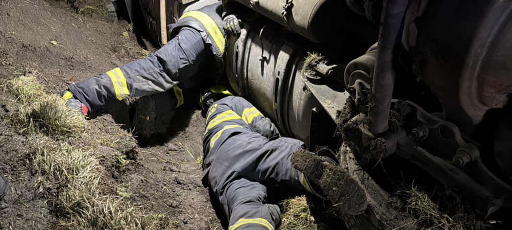 Hasiči ze Staré Boleslavi museli zasahovat u převráceného kamionu na Praze východ