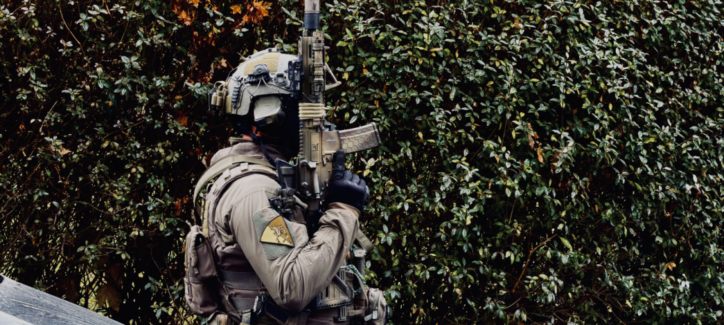 Muž chtěl podpálit bytový dům. Do akce musel vyjednavač a zásahovka