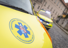 Skandál s polskými sanitkami: Falešné reference a manipulace tendru středočeské záchranky