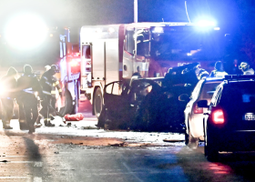 Smrtelná honička na Nymbursku: Ujíždějící auto se čelně srazilo s cisternou, dva mrtví