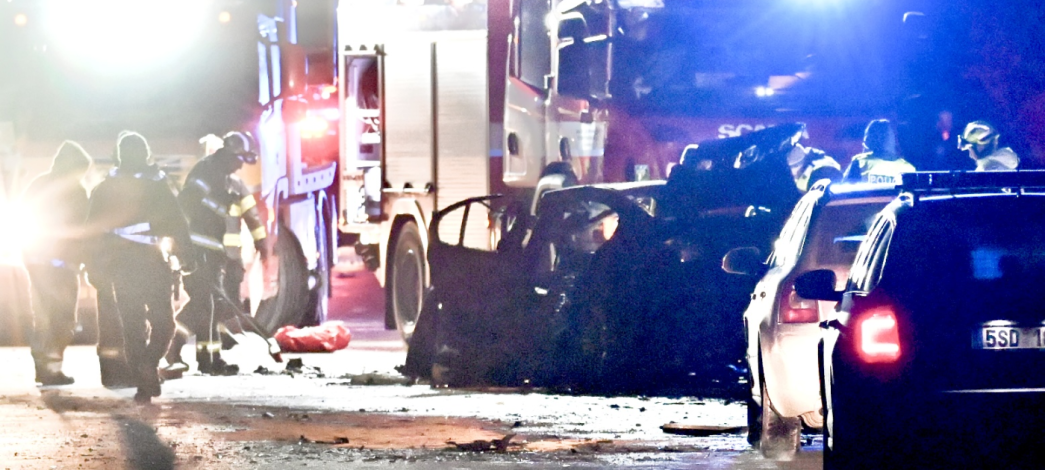 Smrtelná honička na Nymbursku: Ujíždějící auto se čelně srazilo s cisternou, dva mrtví