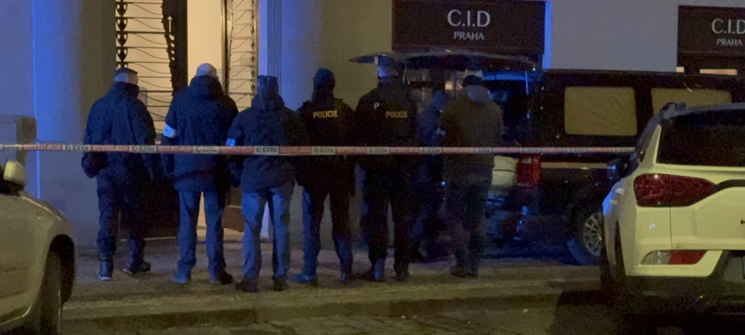 Prchal před policisty, kteří prověřovali pohřešovaného muže. Spadl ze Římsy