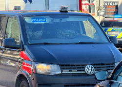 Zásahová jednotka na místě události v Chřibské