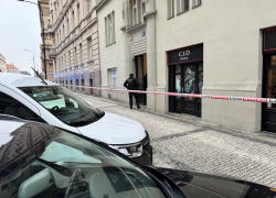 Gorazdova ulice a policejní vyšetřování pádu muže ze římsy, když prchal před policisty.